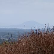 高台にあります。晴れた日の眺望を楽しめます。