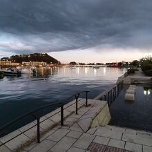 親水域が大潮の満潮で浸水