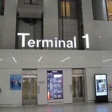 エスカレーターの横に、エレベーターもあります