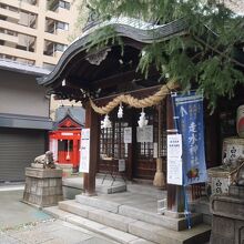 境内。だいたいこれでぜんぶの小さな神社。