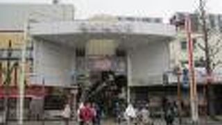 こちらはなかなかの人通り