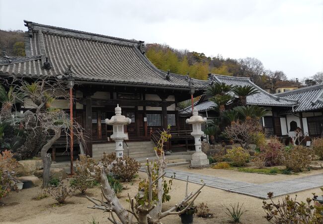 古寺めぐりコースで最初の寺、にぎり仏が有名　