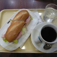 朝食は隣のドトールコーヒーでいただきます！