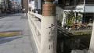 高瀬川に架かる小さな橋です