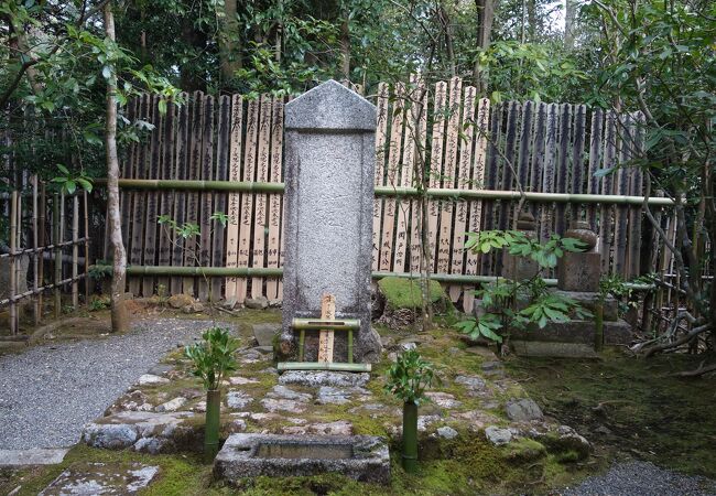 垣根と茶室が有名ですが、本質的には、本阿弥光悦の墓所です。