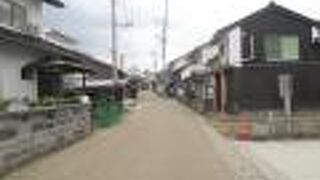 緩やかにカーブを描く道でした。