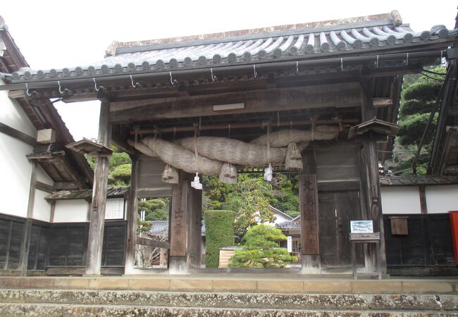 神域内で最古の建造物・四脚門がありました。