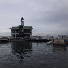 浮いています。