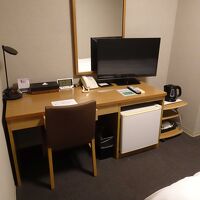 脇には、テーブル、テレビや冷蔵庫もあります。