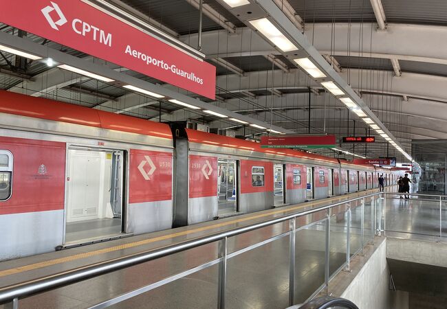 国際空港の最寄り駅です。