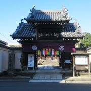 弘福寺山門入口に説明板が置かれています