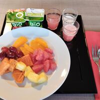 朝食ブッフェのフルーツ