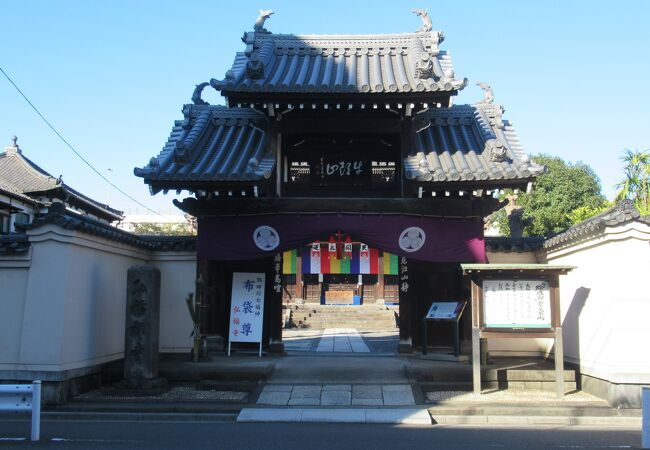 弘福寺山門入口に説明板が置かれています