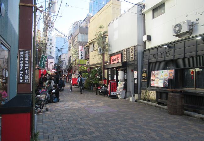 もんじゃ焼きの店が多く並んでいます