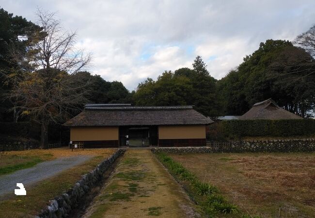 土塁や堀など中世の屋敷構え残す歴史的建造物