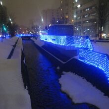 冬の夜の創成川公園イルミネーションの様子