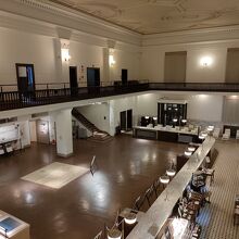 ここで銀行の窓口業務を行っていた。