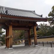 承天寺通りの南側に位置する博多千年門は寺社エリアへの入口です。