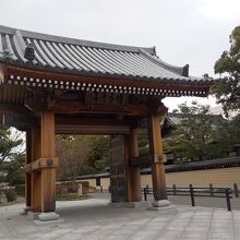 博多千年門。この門をくぐると承天寺通りになります。