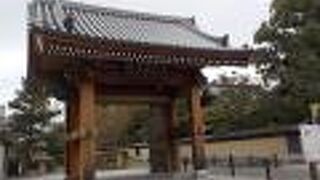承天寺通りの南側に位置する博多千年門は寺社エリアへの入口です。