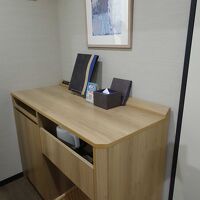 バスルーム脇の棚は、いろいろ置けて便利