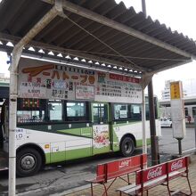 白地に緑色がアクセントのバス。