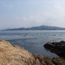 馬島から四国方面を見たところ。潮流の速さを感じます。