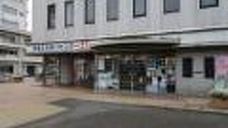 足湯と観光パンフレットあり