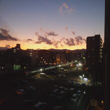 部屋からの眺め。線路の奥に富士山がチラリ。