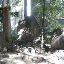 十思公園の北側の樹々の間に、静かに並んでいる３基の石碑です。