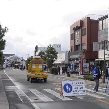 メイン道路は通行止めに。