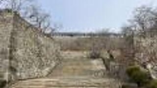 堅牢な石垣が見られます