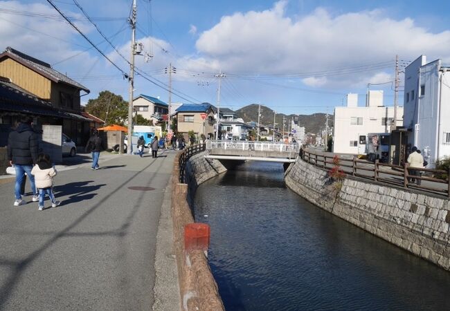 ゆるっと市街地を流れている川。