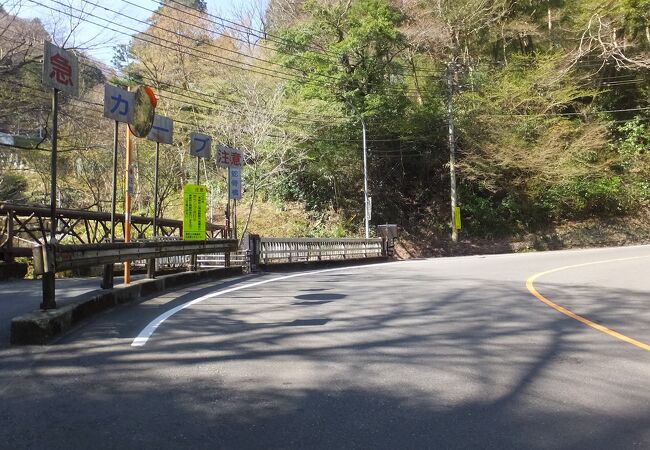 道路の橋より平行している箱根登山鉄道の橋の方が有名