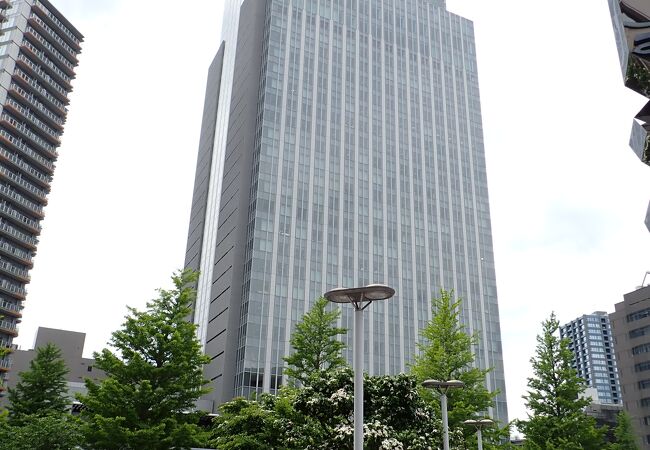 東北一の高さ180ｍを誇る「仙台トラストタワー」の低層階のショッピングモール