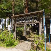 駅のホーム直結の神社。