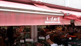 1945年の空襲で焼け野原となった仙台駅前の露店がスタート