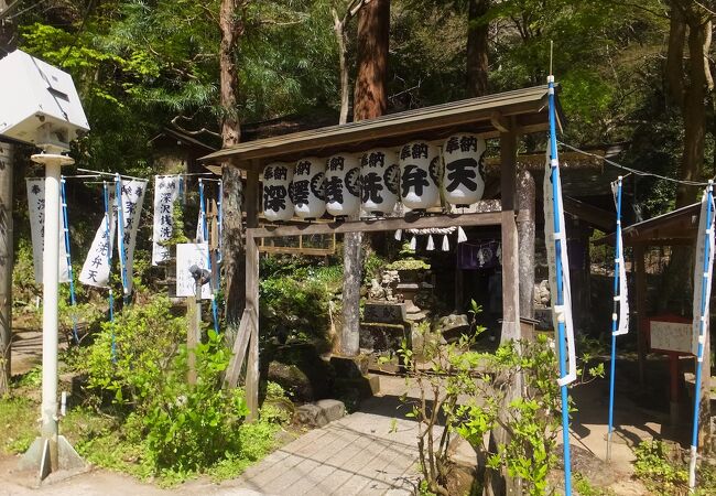 駅のホーム直結の神社。