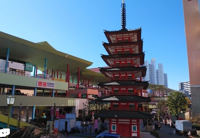 商業施設に囲まれた賑わいのある公園