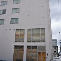 シンプルな外観の５階建て