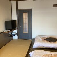 扉の向こうに玄関とトイレと冷蔵庫