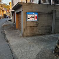 駐車場入り口の看板が見つけづらい