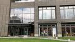 カフェや図書館がある！