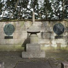 ヘルツとエジソンのレリーフ