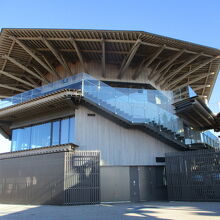 下から見たらこんな建物