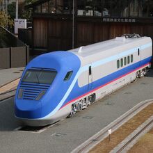 南館入り口にはフリーゲージトレインが展示されています