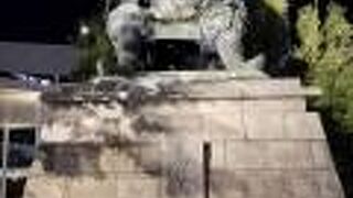 甲府駅南口に鎮座する必見の銅像