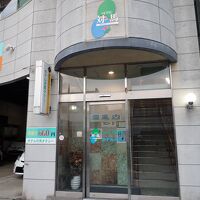 入口。階段を上がるとフロント。エレベーターはこの裏にあります