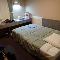 シングルにしてはちょっと広め。ソファーもあります