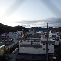 部屋からの眺め。左手にファミリーマートが見えます